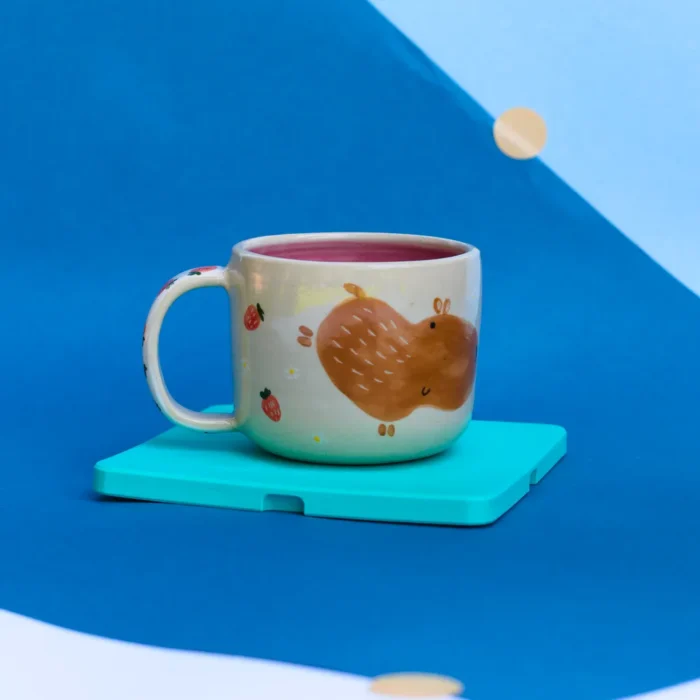 Kubek Kapibara wśród poziomek - obrazek 4
