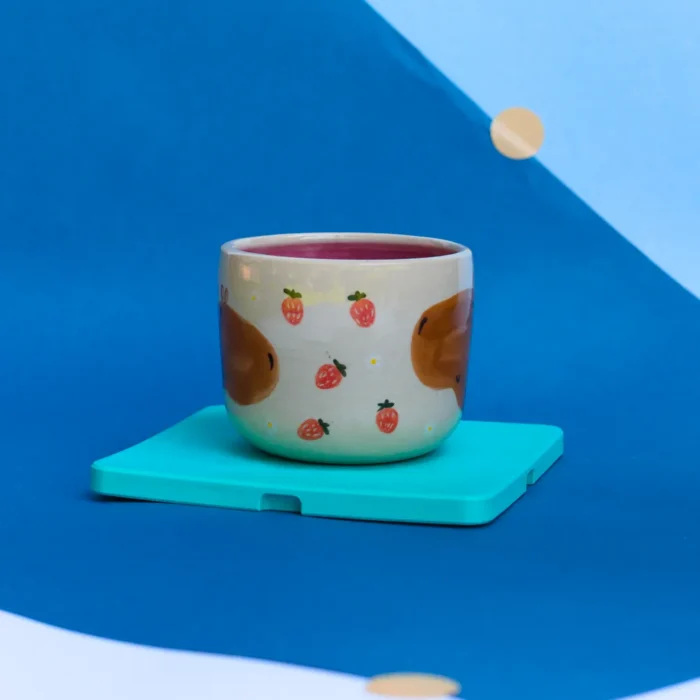 Kubek Kapibara wśród poziomek - obrazek 5