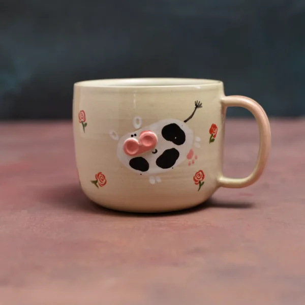 Kubek krówki wśród róż