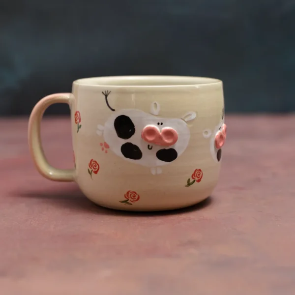 Kubek krówki wśród róż