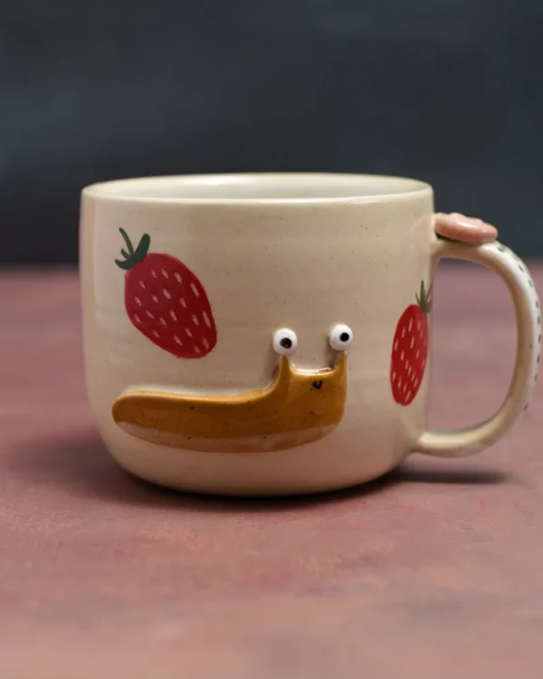 Kubek ślimak w truskawkach
