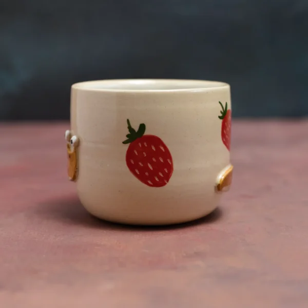 Kubek ślimak w truskawkach
