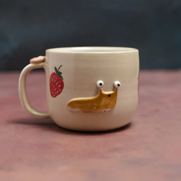 Kubek ślimak w truskawkach